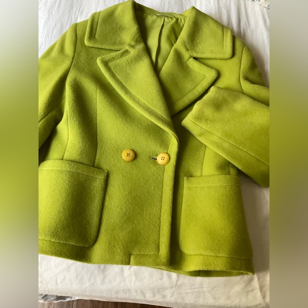 Green Blazer with Notched Lapels and Structured Shoulders